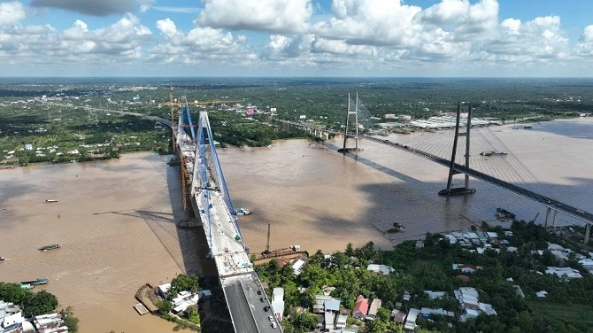 Cầu Mỹ Thuận 2 song song với cầu Mỹ Thuận hiện hữu. Dự án khi hoàn thành sẽ khép kín tuyến đường bộ cao tốc nối từ TPHCM đi Cần Thơ và rút ngắn thời gian di chuyển