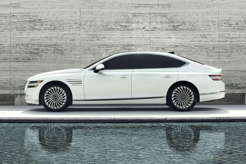 Xe sedan hạng sang công suất 365 mã lực, giá gần 1,8 tỷ đồng