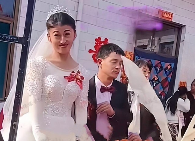 Cô dâu bị dân làng chế giễu vì ngoại hình "không giống ai", chú rể đáp một câu khiến mọi người tự "ngượng"