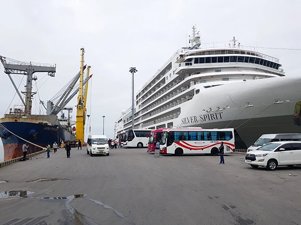Hiện cảng Tiên Sa đang khai thác hỗn hợp vừa tàu hàng, vừa tàu du lịch biển quốc tế.