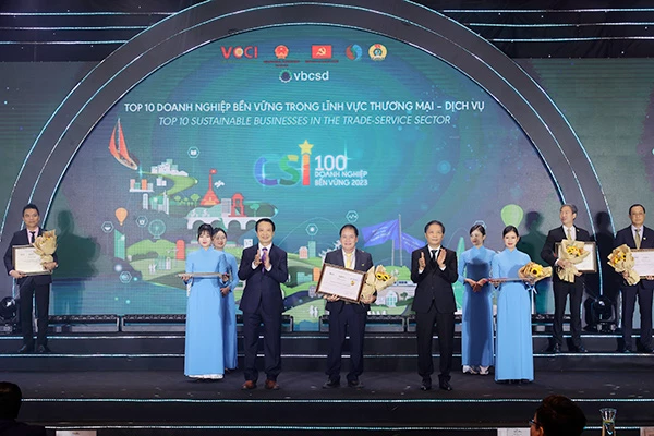 Ông Dương Đức Xuân – Phó Tổng Giám đốc Cảng Đà Nẵng (giữa) thay mặt Lãnh đạo Cảng Đà Nẵng nhận giải thưởng được trao từ Ông Trần Tuấn Anh, Ủy viên Bộ Chính trị – Trưởng Ban Kinh tế TW (bên phải sang) và ông Nguyễn Quang Vinh – Phó Chủ tịch VCCI (bên trái sang).