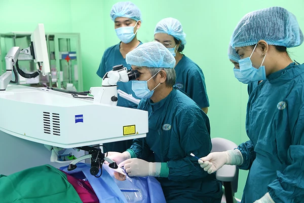 BSCKII Bùi Tiến Hùng cùng ê kip của Bệnh viện Mặt Việt An Đà Nẵng thực hiện ca phẫu thuật điều trị lão thị đầu tiên tại miền Trung cho bệnh nhân N.T.M.H.
