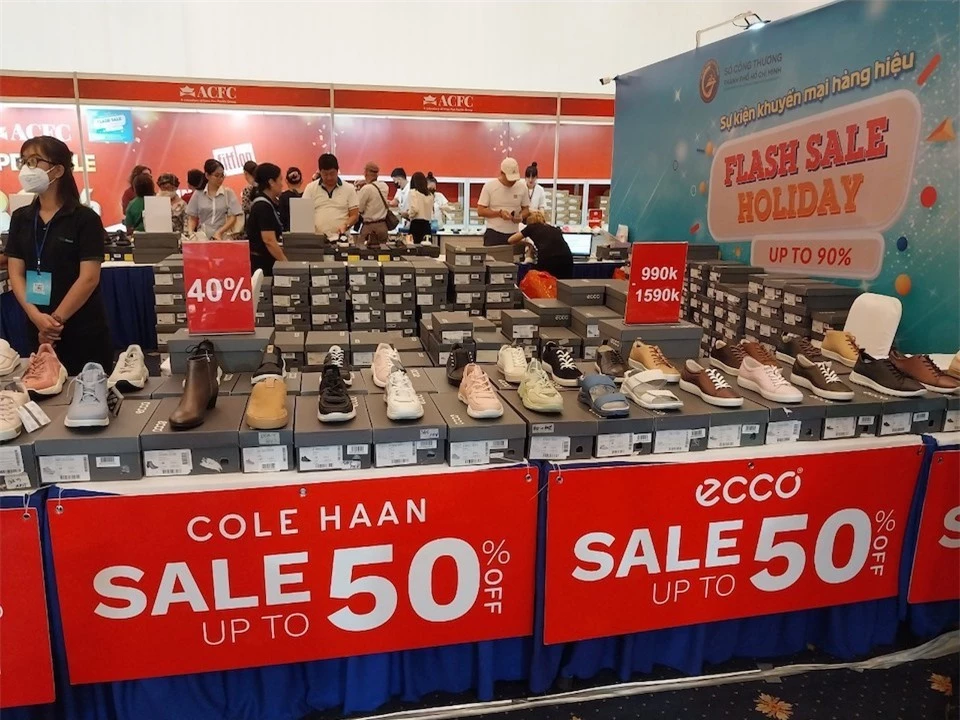 TP Hồ Chí Minh: Nhiều hàng hiệu khuyến mại giảm giá đến 90%