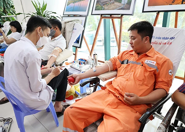 Cán bộ, công nhân viên EVNCPC tham gia chương trình hiến máu nhân đạo "Tuần lế hồng EVN" ngày 14/12 tại Đà Nẵng.
