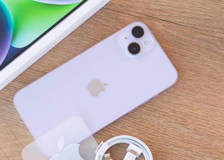 Giá iPhone 14 Plus mới nhất tháng 12 rẻ như xả kho, màn hình lớn chẳng kém Galaxy S23 Ultra