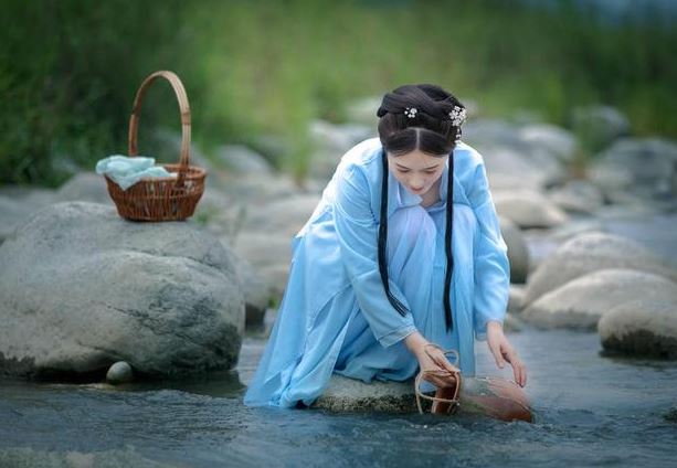 Hóa ra người xưa giặt quần áo như thế này, không cần bột giặt mà vẫn rất sạch