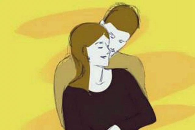 Tại sao phụ nữ thích đàn ông ôm từ phía sau? Câu trả lời hóa ra cực đơn giản mà bất cứ người đàn ông nào cũng nên biết