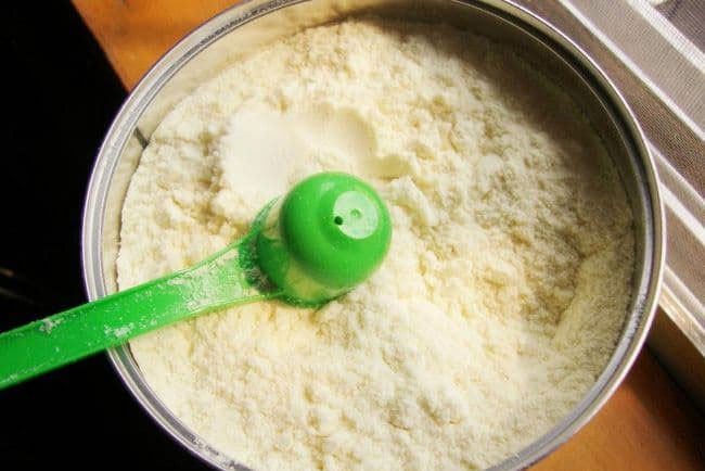 Tại sao lại có 'lỗ' ở dưới đáy muỗng sữa bột? Sau khi biết lý do, ai cũng bất ngờ