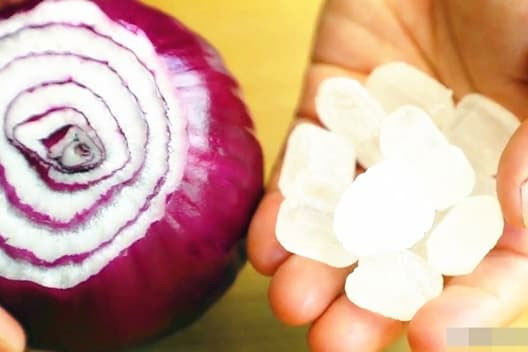 Hành tây và đường phèn ngâm nước, hóa ra tác dụng mạnh đến vậy, nhiều người chưa biết, rất thực tế