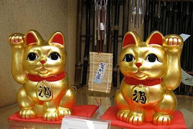 Tay phải và tay trái của mèo may mắn có tác dụng khác nhau!? Đặc biệt nếu bạn đang kinh doanh thì phải đặt đúng sẽ được đảm bảo nhiều tiền, làm ăn phát đạt