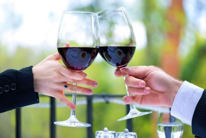 Tại sao khi uống rượu, bia mọi người lại thích cụng ly?