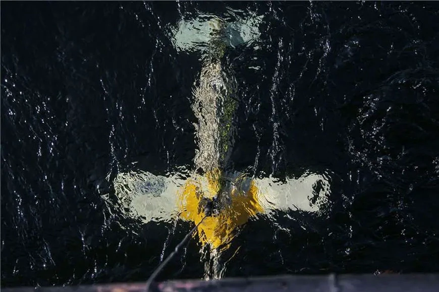 Nga thả phương tiện không người lái cỡ nhỏ dưới nước từ tàu khảo sát thủy văn của Hạm đội phương Bắc. Ảnh: Navy Recognition
