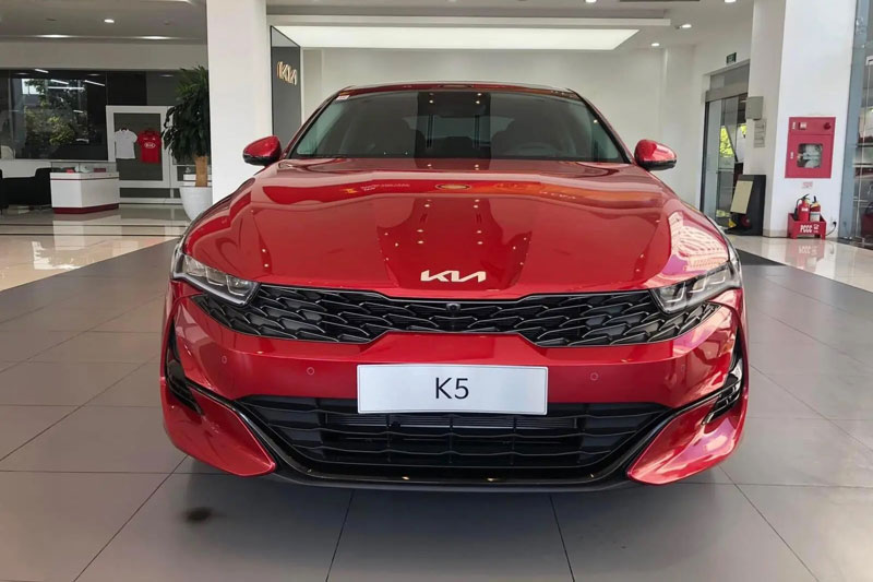 Kia K5 tích cực bám đuổi Toyota Camry trong phân khúc sedan hạng D 