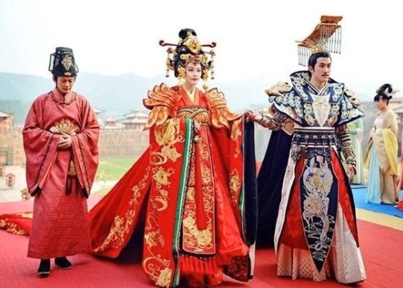 Hoàng hậu phải ăn món gì trước khi động phòng với hoàng đế?