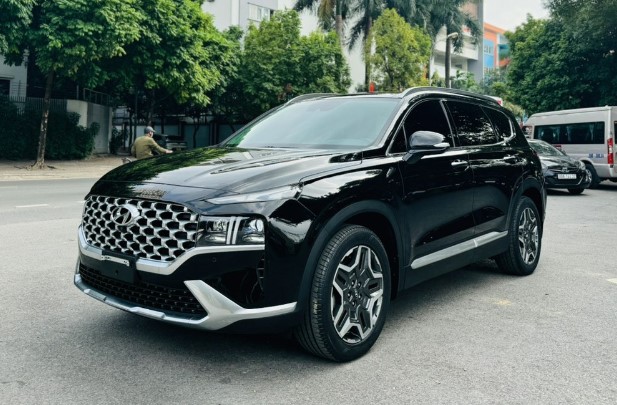Qua 2 năm sử dụng, Hyundai Santa Fe chạy ‘lướt’ được chủ nhân rao bán với giá bất ngờ