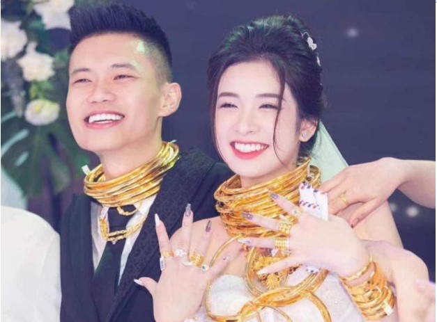Danh tính cô dâu đeo vàng trĩu cổ hot nhất mạng xã hội, nhan sắc chẳng kém hoa khôi