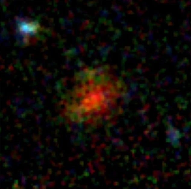 Đốm màu đỏ kỳ lạ trong dữ liệu của kính viễn vọng, xác định thiên hà AzTECC71 hình thành khoảng 900 triệu năm sau Vụ nổ lớn. Thiên hà bị bao phủ trong một thung lũng bụi. (Ảnh: Đại học Texas) 