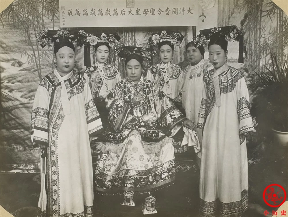 Loạt ảnh cũ về hậu cung của Hoàng đế Quang Tự triều nhà Thanh: Hoàng hậu lưng gù, phi tần có vóc dáng mũm mĩm - Ảnh 1.