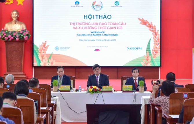 Thứ trưởng Bộ NN&PTNT Trần Thanh Nam (người ngồi giữa) chủ trì hội thảo quốc tế về thị trường gạo toàn cầu
