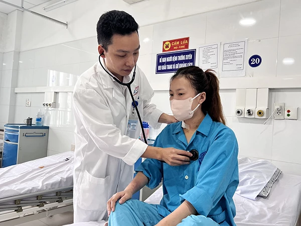 Bác sĩ khoa Ngoại tim mạch - Bệnh viện Đà Nẵng thăm khám cho nữ bệnh nhân Nguyễn Q.N sau ca phẫu thuật.