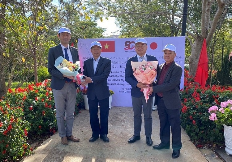 Sàn giao dịch hoa Himeji Nhật Bản tặng tiểu cảnh, mai anh đào cho Đà Lạt