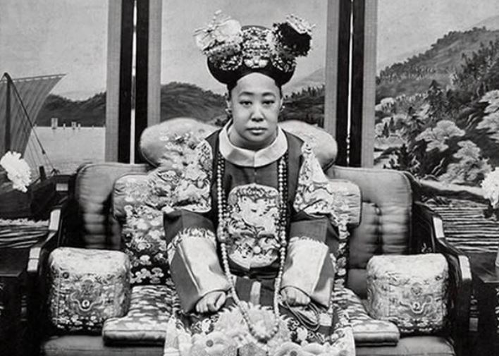 Lo&#x1EA1;t &#x1EA3;nh h&#x1EAD;u cung c&#x1EE7;a Ho&#xE0;ng &#x111;&#x1EBF; Quang T&#x1EF1; tri&#x1EC1;u nh&#xE0; Thanh: Ho&#xE0;ng h&#x1EAD;u l&#x1B0;ng g&#xF9;, phi t&#x1EA7;n m&#x169;m m&#x129;m