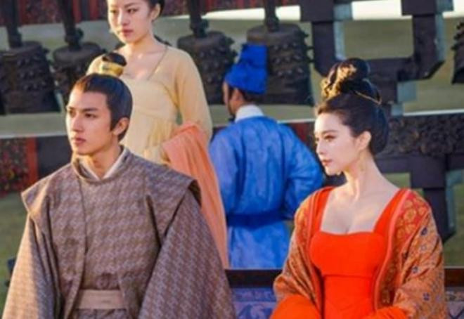 Tại sao các cặp vợ chồng cổ đại lại để người hầu gái ở bên giường khi họ đang ngủ? Bạn không cảm thấy xấu hổ?