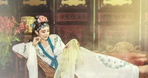 Công dụng đặc biệt của chiếc ghế đôn là gì? Tại sao người xưa lại đặt nó ở cuối giường?