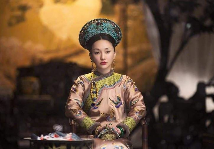 B&#xED; &#x1EA9;n &#x27;b&#x1ED9; vu&#x1ED1;t&#x27; d&#xE0;i ngo&#x1EB1;ng c&#x1EE7;a d&#xE0;n H&#x1EAD;u cung nh&#xE0; Thanh, &#x111;&#xE2;u ch&#x1EC9; mang &#xFD; ngh&#x129;a l&#xE0;m &#x111;&#x1EB9;p