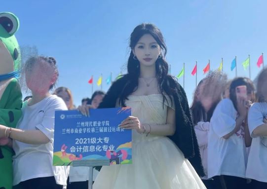 Chỉ với ảnh 'bóng lưng', nữ sinh cầm bảng ngay lập tức được tôn hàng 'nữ thần học đường'