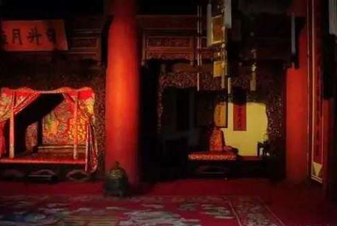 Tròn mắt khi hiểu lý do các Hoàng đế chỉ ngủ ở phòng nhỏ 10m2 dù 'có cả thiên hạ trong tay'