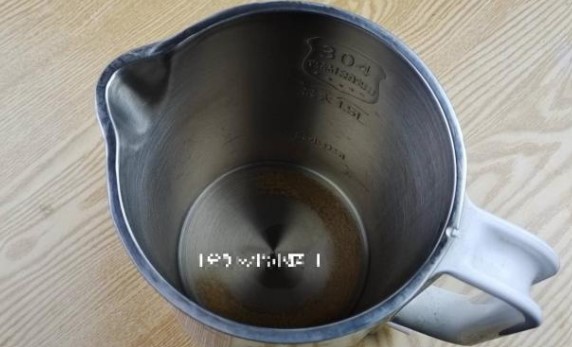 Dù lớp cặn của ấm siêu tốc dày hay cứng đến đâu, chỉ cần một thao tác đơn giản, lớp cặn sẽ tự động rơi ra, tiện lợi và tiết kiệm chi phí