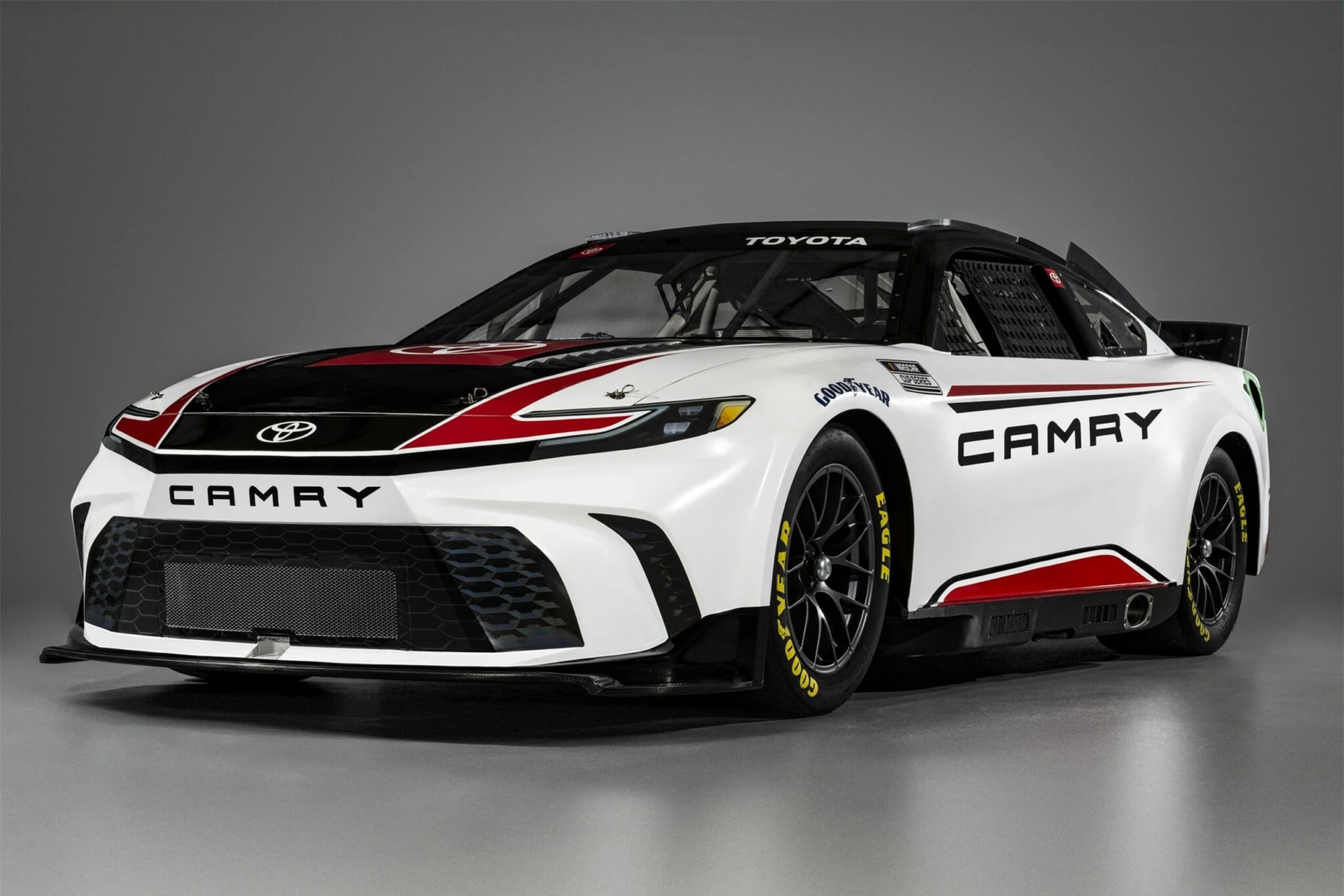 Toyota Camry phiên bản xe đua chính thức ra mắt - Ảnh 2.
