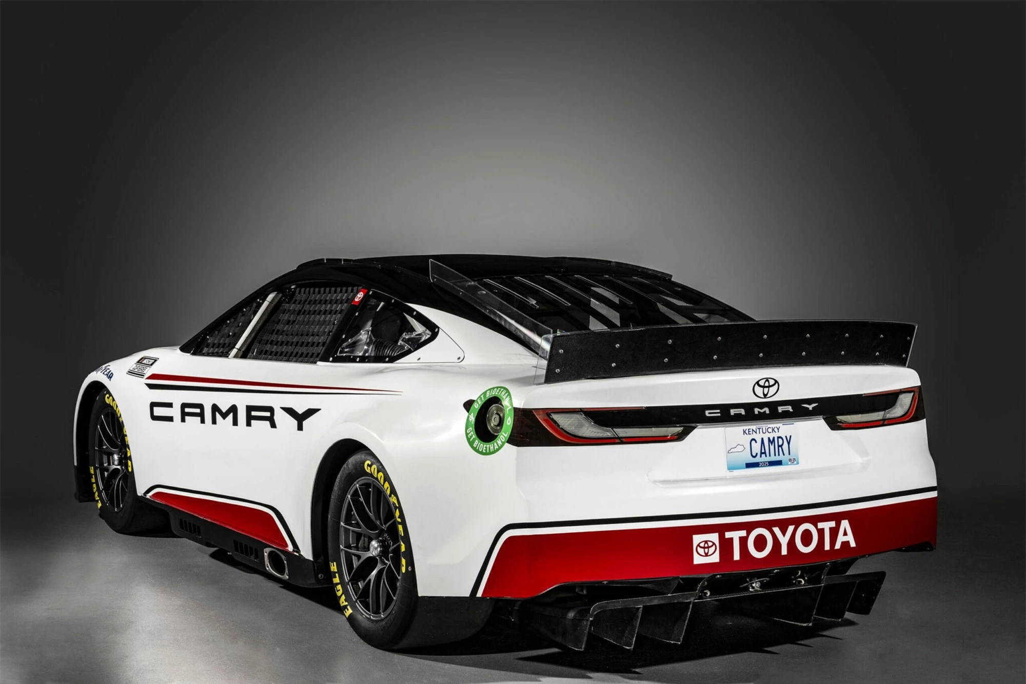 Toyota Camry phiên bản xe đua chính thức ra mắt - Ảnh 4.