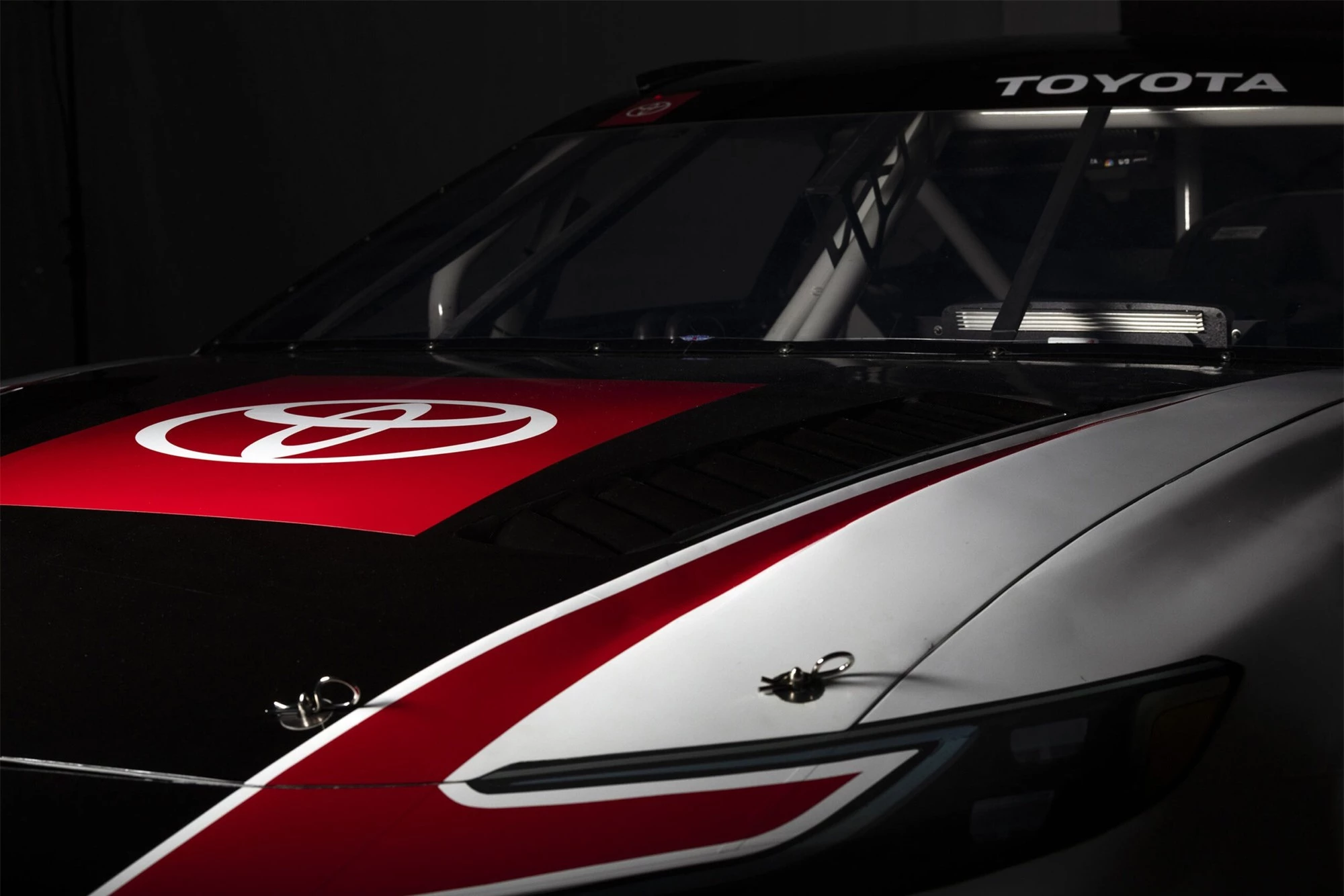 Toyota Camry phiên bản xe đua chính thức ra mắt - Ảnh 8.