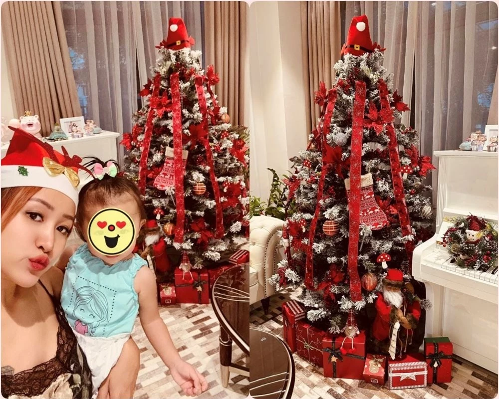 MC Thanh Vân cùng con gái hào hứng chụp ảnh bên cây thông Noel. 