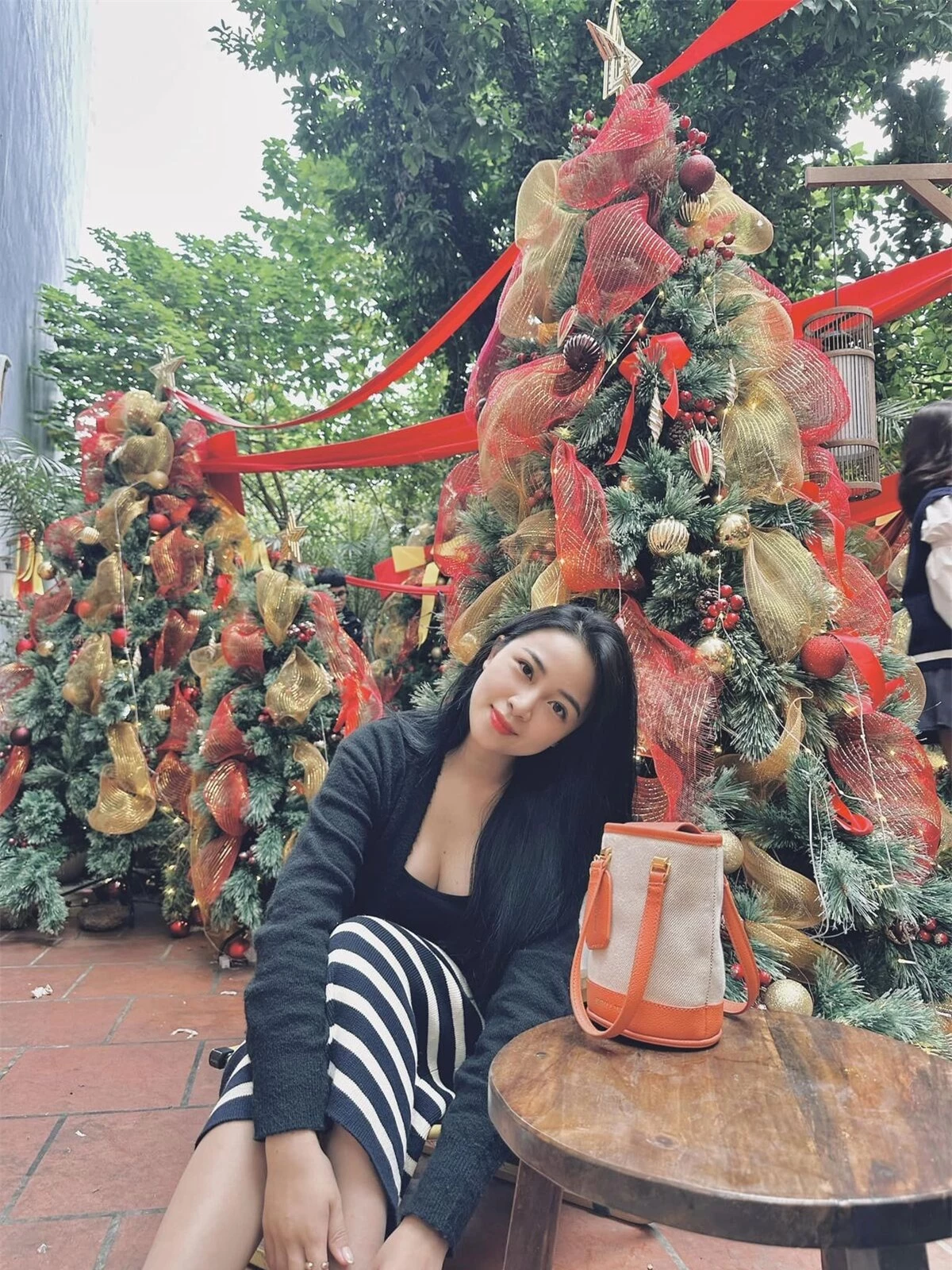 Cựu hot girl Võ Nhật Linh - bà xã của cầu thủ Phan Văn Đức nhận được nhiều lời khen ngợi khi tung ảnh Giáng sinh. Người đẹp quê Nghệ An được nhận xét ngày càng xinh đẹp, gợi cảm.