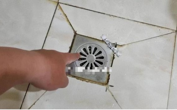 Đặt một nắm muối ăn trong phòng tắm có thể giúp bạn tiết kiệm rất nhiều tiền, xem xong bài viết này hãy thử ngay