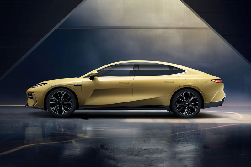 Xe sedan dài hơn 5 mét, công suất 645 mã lực, giá từ 615 triệu đồng