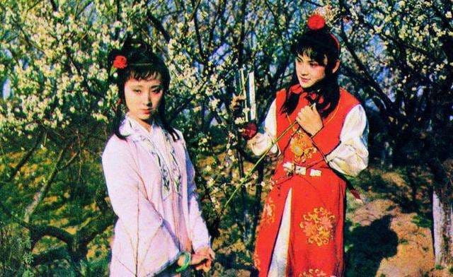 'Bốn không chạm': vòng eo của phụ nữ, hành lý cử nhân và hai người còn lại rất gần gũi với chúng ta