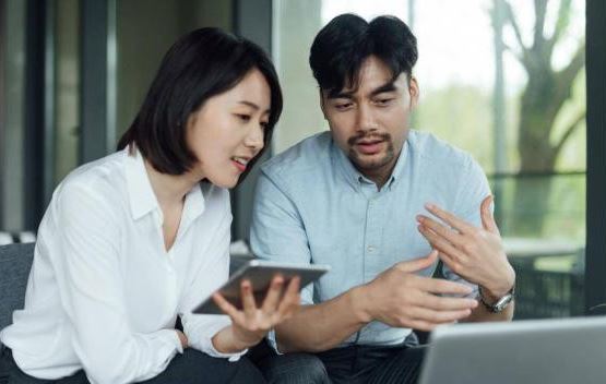 Phụ nữ trẻ và phụ nữ trưởng thành, đàn ông bị ám ảnh bởi ai? Hai người đàn ông nói sự thật