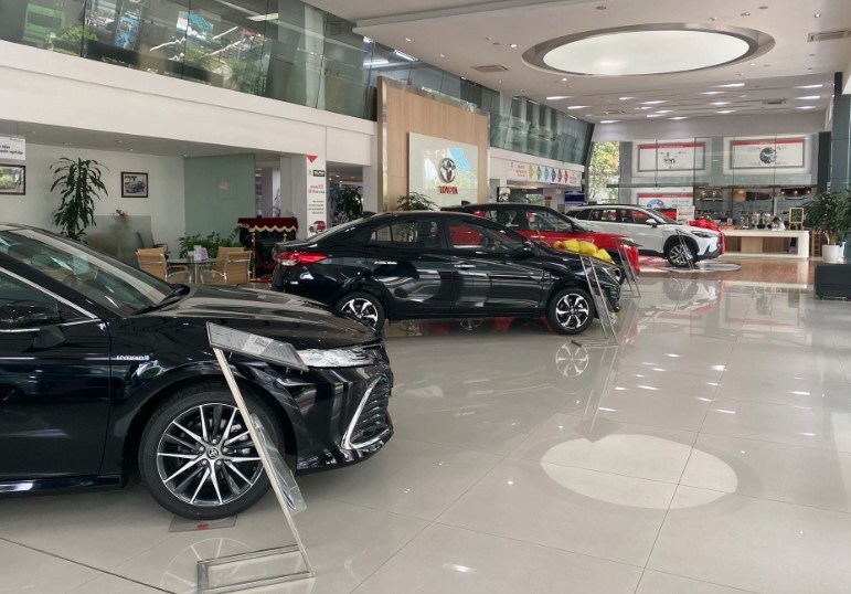 Đại lý vắng khách, chi phí lăn bánh ô tô thấp hơn giá niêm yết