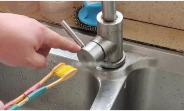 Bàn chải đánh răng cũ đừng vứt đi, buộc lại với nhau trở thành công cụ cực hữu ích, giúp tiết kiệm tiền