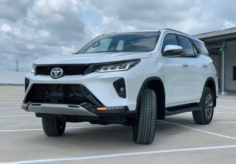 Giá xe Toyota Fortuner tháng 12/2023: Khan hàng, tăng giá