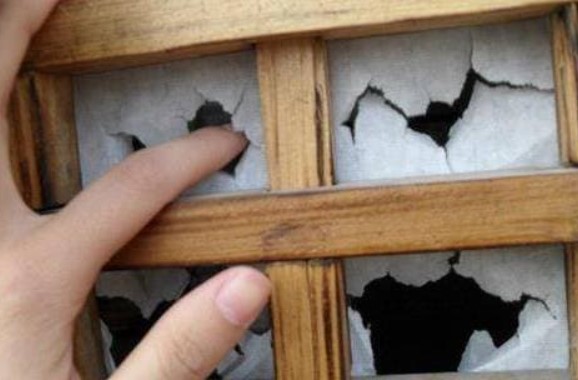 Giấy dán cửa sổ thời cổ đại rất mỏng manh, họ bảo vệ sự riêng tư như thế nào?