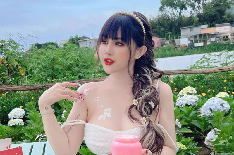 Hot girl Sài Thành sở hữu khuôn mặt như búp bê, được ngưỡng mộ nhờ tài kinh doanh