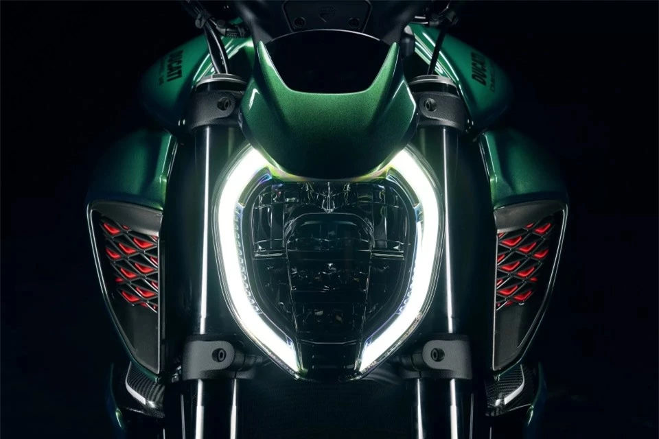 Moto Ducati Diavel for Bentley anh 3