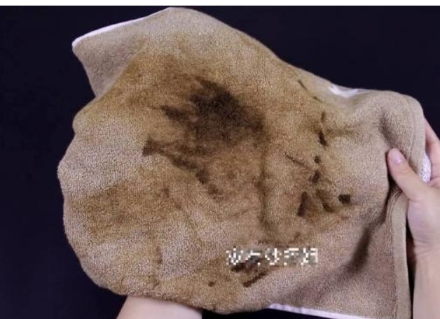 Mách bạn mẹo nhỏ: Khăn bẩn cỡ nào chỉ cần thêm thứ này, vò xong khăn sẽ sạch như mới, tiết kiệm thời gian và công sức