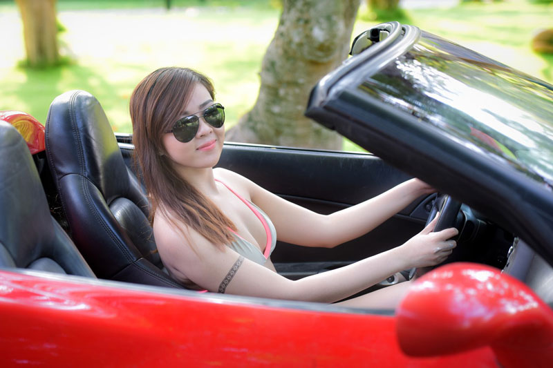 Mỹ nhân bốc lửa bên xe mui trần
