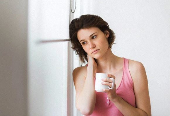 Con trai vừa xuống nhà nội chơi đã mếu máo khóc chạy về vì bị ông bà nội đuổi, tôi nghe nguyên nhân mà đắng chát cả lòng